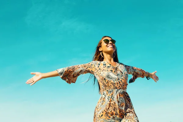 Hermosa chica hippy con espacio de copia en el cielo azul al aire libre en summ — Foto de Stock