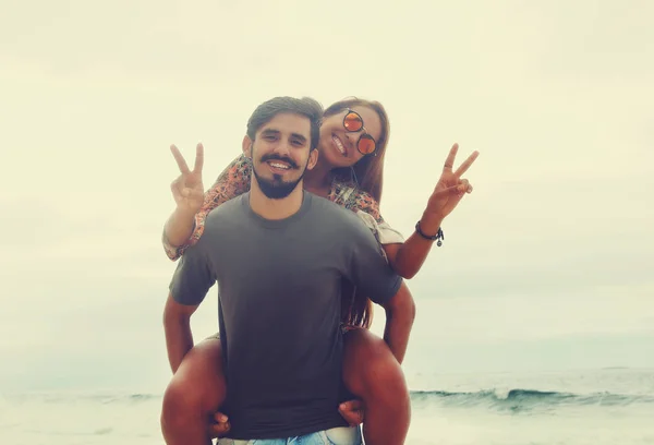 Alegre hippie amor pareja en vintage verano estilo — Foto de Stock