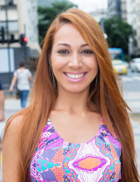 Retrato de uma mulher extraordinária com cabelo vermelho — Fotografia de Stock