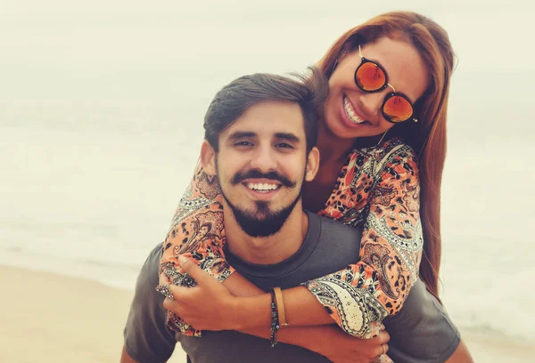 Casal de amor hippie despreocupado no estilo de verão vintage — Fotografia de Stock