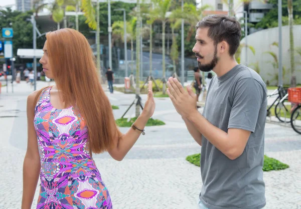 Amore coppia con difficoltà di relazione all'aperto in città — Foto Stock