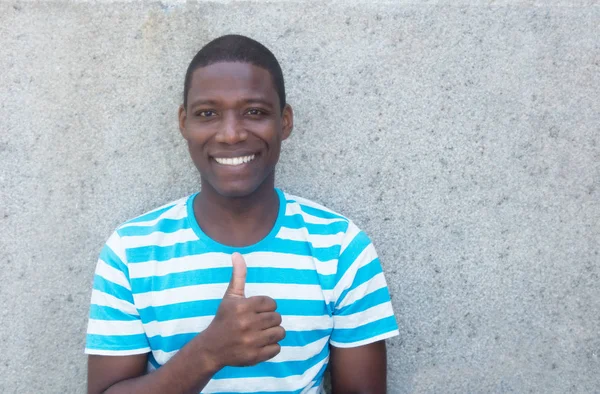 Guapo afroamericano hombre mostrando el pulgar — Foto de Stock