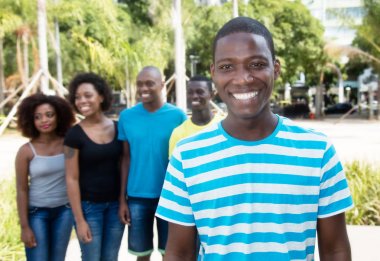Bir grup insan Afrika'dan ile mutlu Afrika kökenli Amerikalı adam