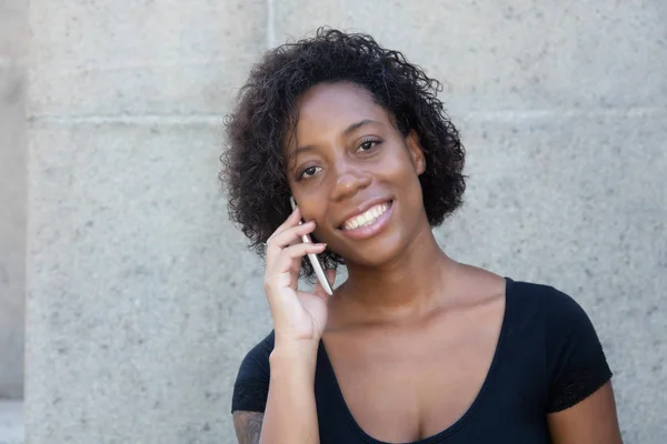 Mujer afroamericana con camisa negra en el teléfono — Foto de Stock