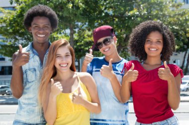Çok etnik grubunu latin ve Afro-Amerikan ve beyaz y
