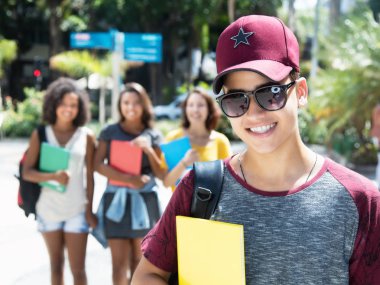 Grup uluslararası öğrenci ile serin erkek öğrenci