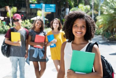 Afro-Amerikan kız öğrenci internati grup ile gülüyor