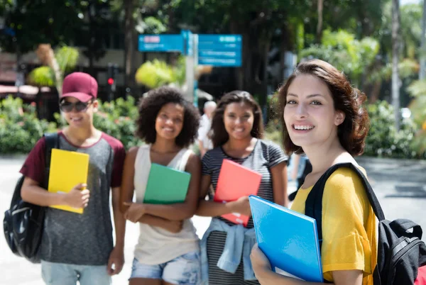 快乐的白种人女学生与国际学生组 — 图库照片