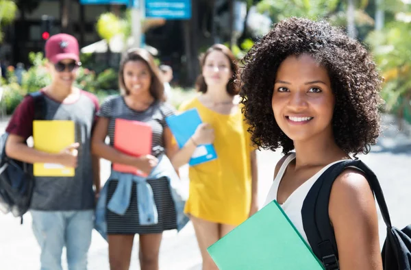 Piękne african american kobiet student z grupy internat — Zdjęcie stockowe