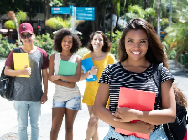 Mooie Latijns-Amerikaanse vrouwelijke student met groep Internat — Stockfoto