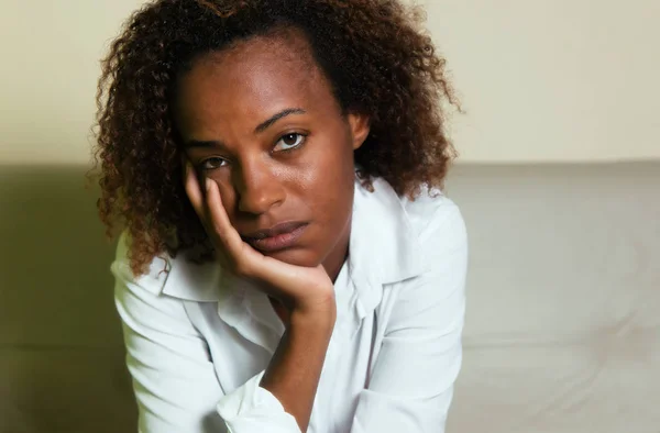 Mulher afro-americana triste com depressão olhando para a câmera — Fotografia de Stock