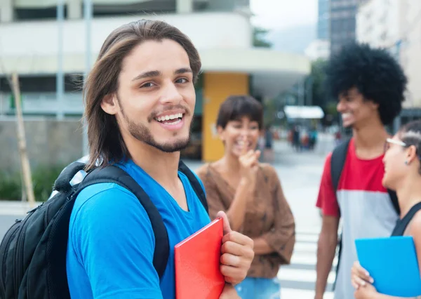 Smějící se bederní mužské student se skupinou multi etnické mladých — Stock fotografie