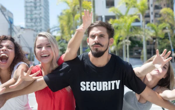 Strenge Sicherheitsvorkehrungen bei Konzert mit Fans — Stockfoto