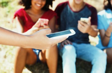 Arka planda insanlarla bir telefonda parmak yazarak