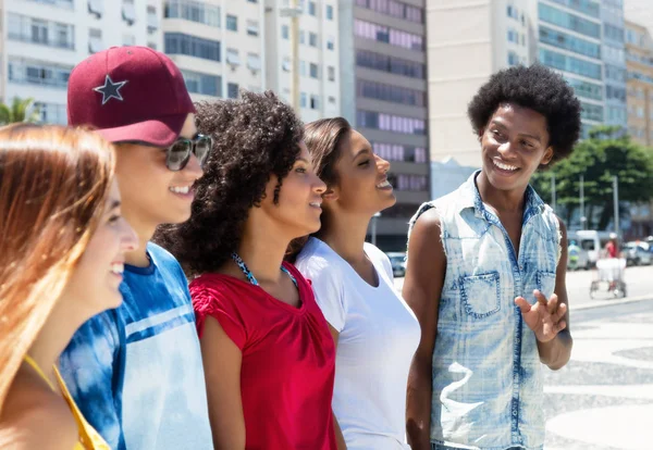 Gruppo internazionale di giovani adulti con conversazione in città — Foto Stock