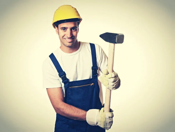 Kraftvoller lateinischer Bauarbeiter mit Vorschlaghammer in Vintage — Stockfoto