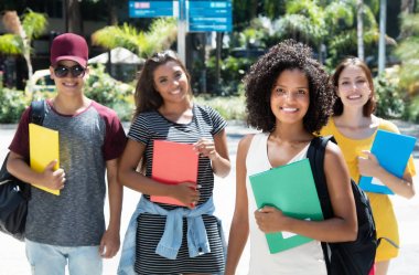 Güzel Afrikalı kadın öğrencinin grup uluslararası stu