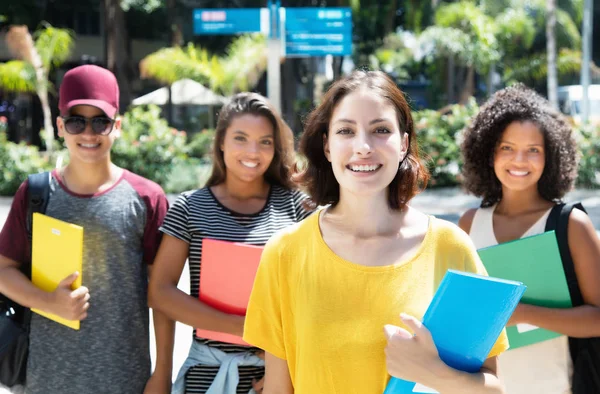 Krásná americká studentka se skupinou mezinárodní st — Stock fotografie