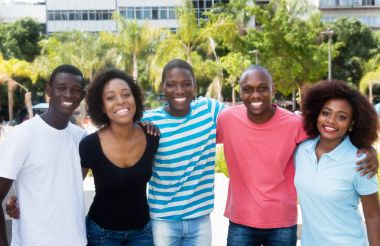 Afro-Amerikan erkek ve kadın şehirde yürüyüş grubu