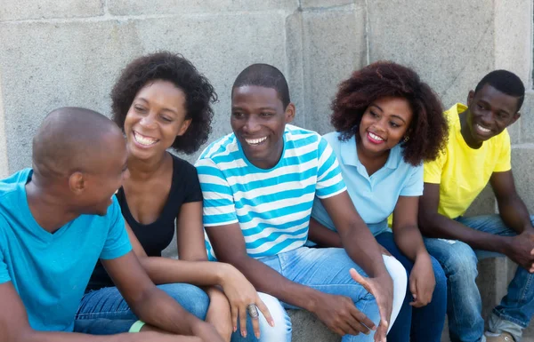 Grupo falante de homens e mulheres afro-americanos — Fotografia de Stock