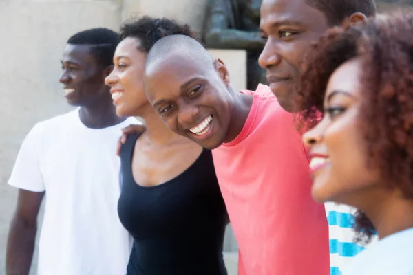 Grupo de homens e mulheres afro-americanos relaxantes — Fotografia de Stock