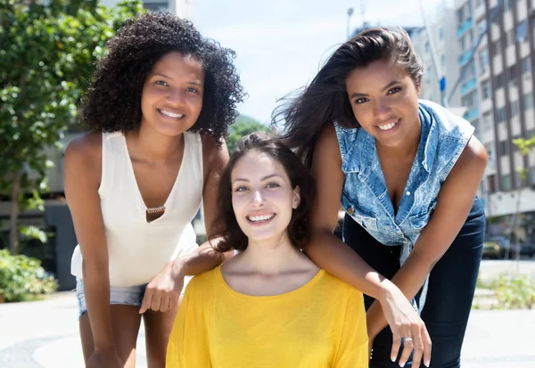 Skupina veselá mladá žena v městě — Stock fotografie