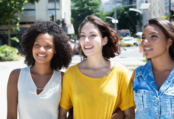 Grupo de rir jovem mulher na cidade — Fotografia de Stock