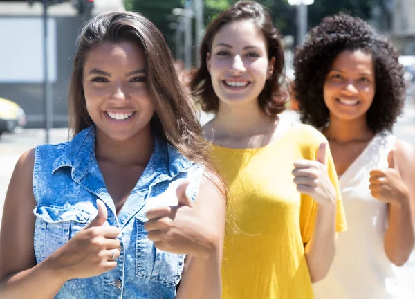 Exitoso grupo de mujeres jóvenes mostrando el pulgar hacia arriba —  Fotos de Stock