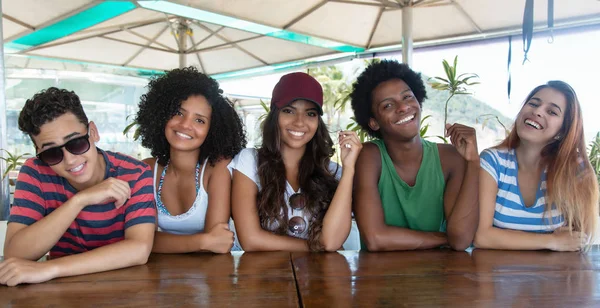 Gruppo di felici giovani adulti internazionali — Foto Stock