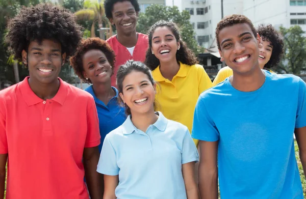 Büyük bir grup genç erişkinlerde karışık renkli gömlek — Stok fotoğraf