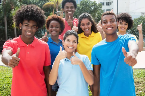 Grande grupo de jovens adultos internacionais de sucesso mostrando que — Fotografia de Stock