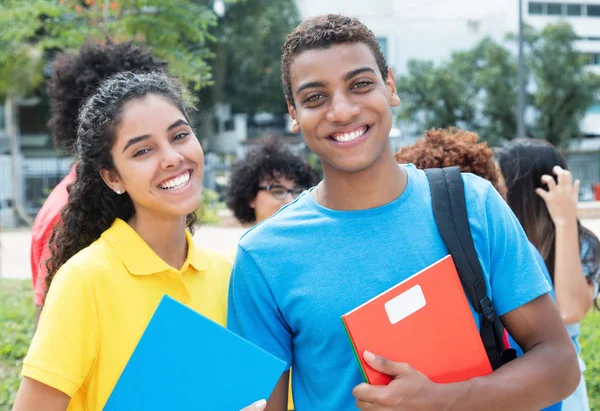 Estudiante latina con chico indio en el campus de la universidad — Foto de Stock