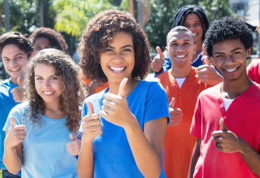Büyük grup başarılı Afrikalı kadın ve Kafkas ve latin Amerika ve Hispanik erkek