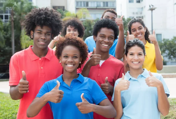 Grande grupo de estudantes masculinos e femininos de sucesso mostrando polegar — Fotografia de Stock