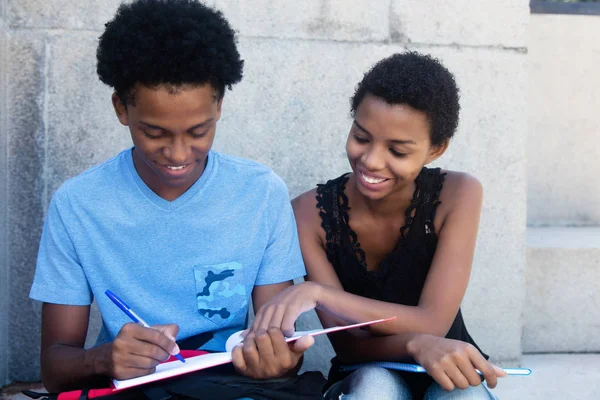 African american mannelijke en vrouwelijke student examen voorbereiden — Stockfoto