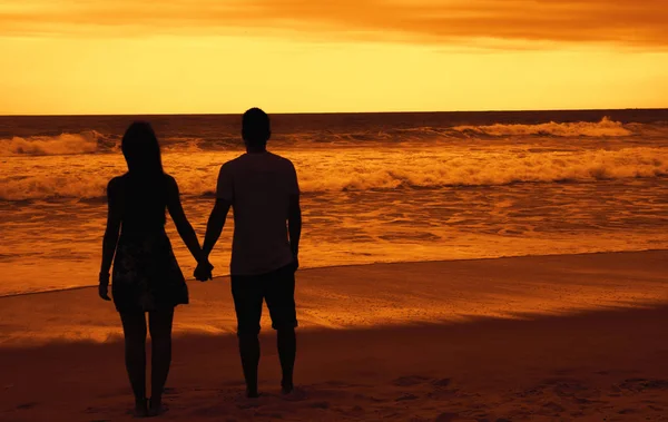 Casal apaixonado na lua de mel na praia — Fotografia de Stock
