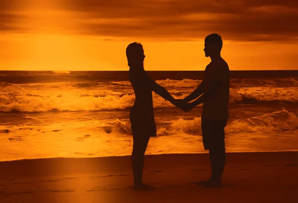 Coppia d'amore in luna di miele in spiaggia — Foto Stock