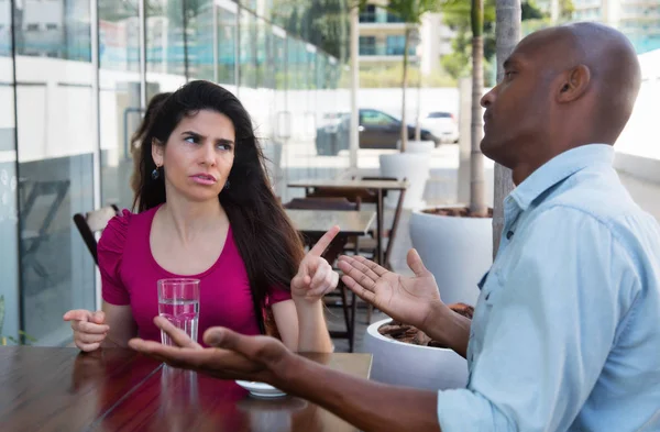 Mulher caucasiana em discussão com o homem afro-americano — Fotografia de Stock