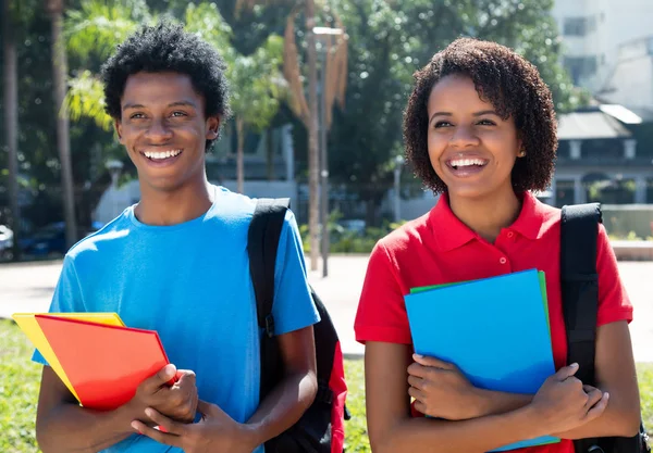 Två glada skrattar afrikanska amerikansk student på campus av univer — Stockfoto
