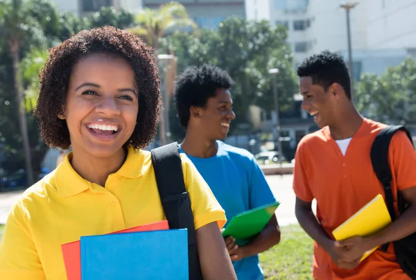 Śmiejąc się african american kobiet student z grupą innych stu — Zdjęcie stockowe