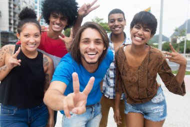 Gençlerin grup şehirde şaka uluslararası yetişkin