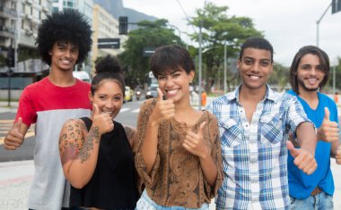 Gençlerin grup t başparmak gösterilmesini uluslararası yetişkin