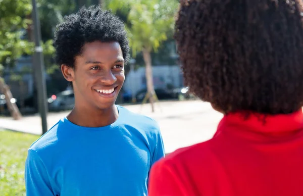 Uomo afroamericano che parla con una donna — Foto Stock