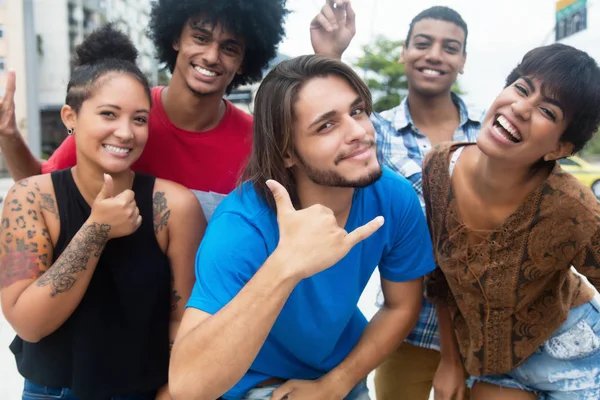 Grupo de hipsters internacionales bromeando en la ciudad —  Fotos de Stock