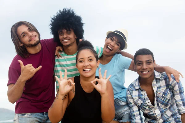 Grup şaka Uluslararası Genç Yetişkin