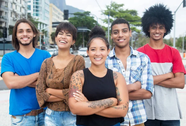 Grupo de jovens internacionais adultos com braços cruzados em t — Fotografia de Stock