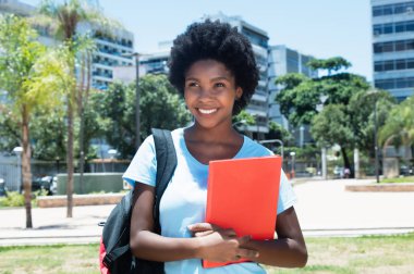 Afro-Amerikan kız öğrenci, üniversite kampüsünde