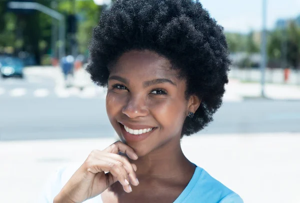 Retrato de una joven afroamericana en la ciudad — Foto de Stock