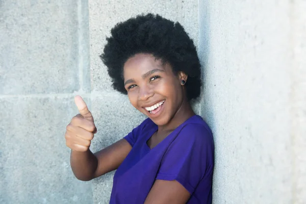 Awesome afroamerikanska kvinnan visar tummen — Stockfoto
