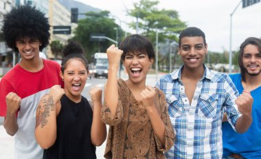 Grup çok etnik erkek ve kadın New York'ta tezahürat